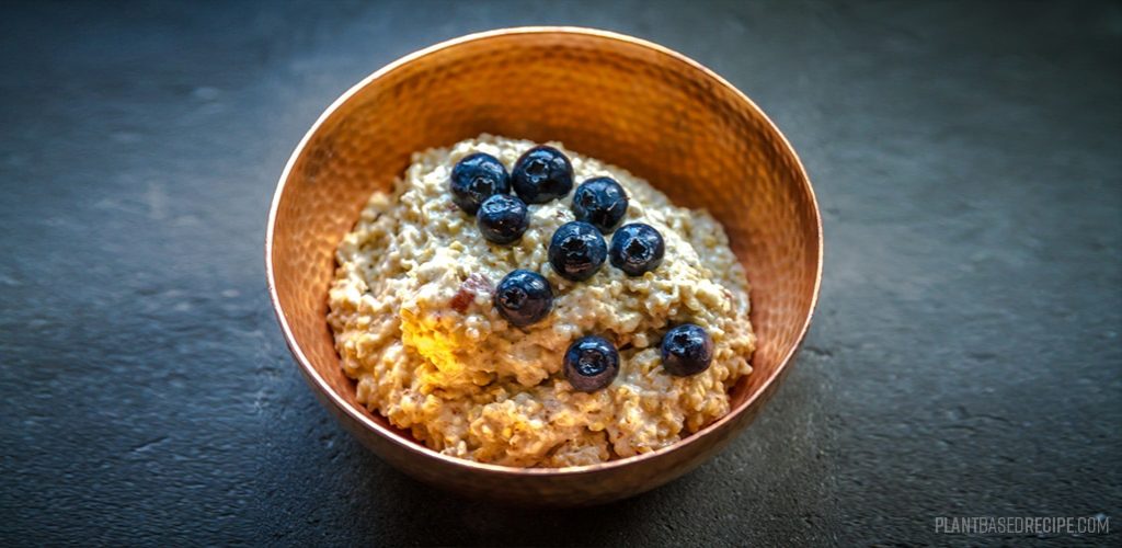 Flavored oatmeal topped with berries.