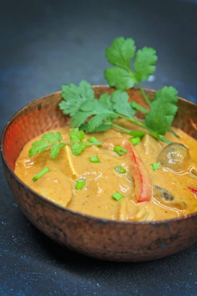 Creamy low fat thai peanut noodle soup - vegan recipe