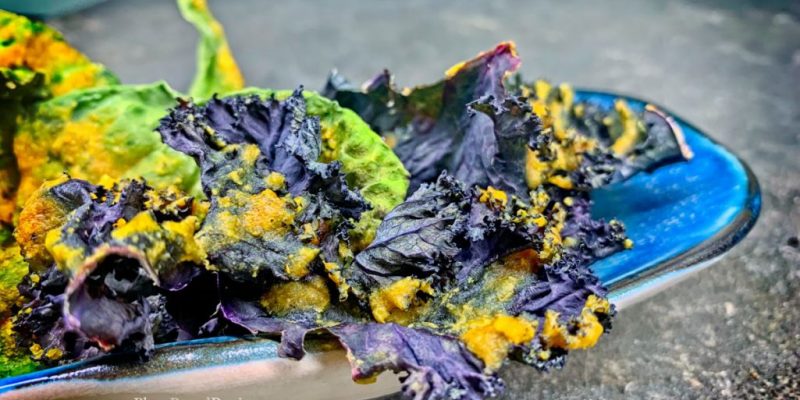 Baked or dehydrated cheezy turmeric kale chips recipe (Vegan, oil free)